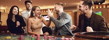 Antarmuka aplikasi mobile qqdewa menampilkan slot, live casino, dan taruhan olahraga di layar Android
